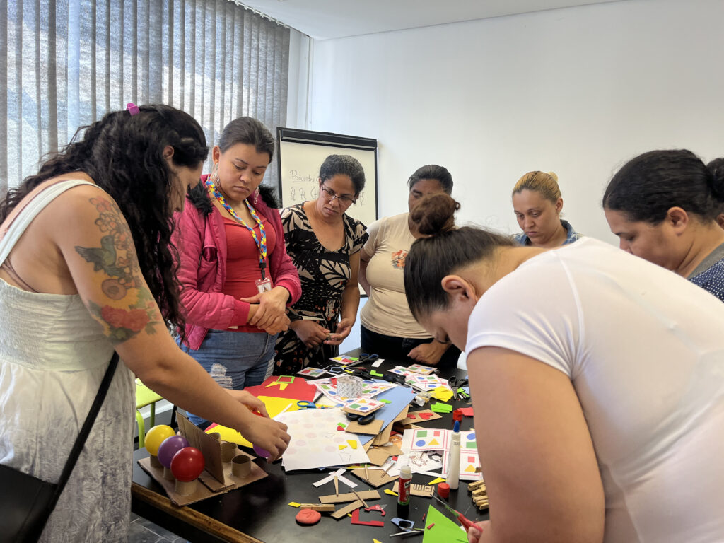 Oficina de brinquedos conduzida por voluntária